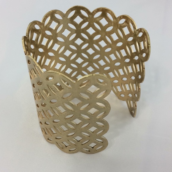 Wide 2 1/2” lacy gold tone cuff bracelet - Picture 3 of 4